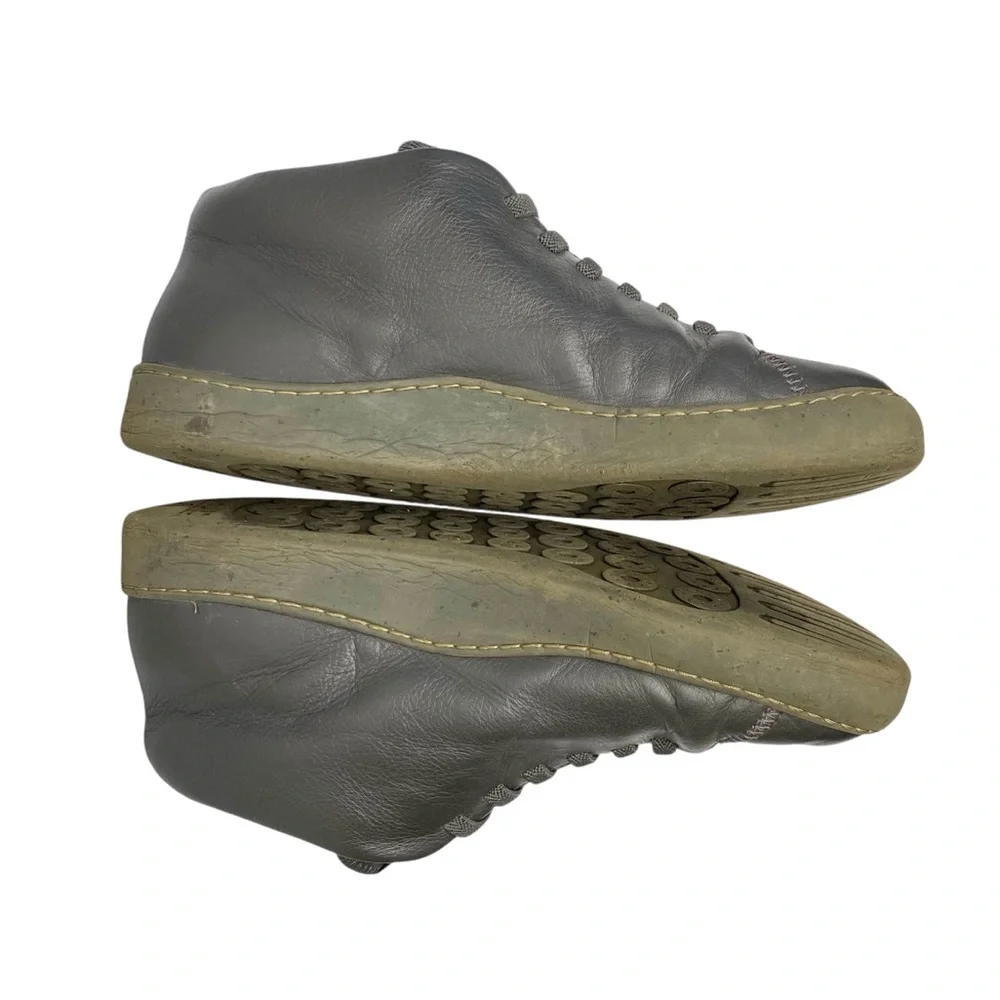 Camper these gray